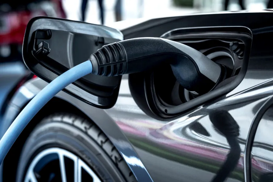Mașină electrică aflată la o stație de încărcare.