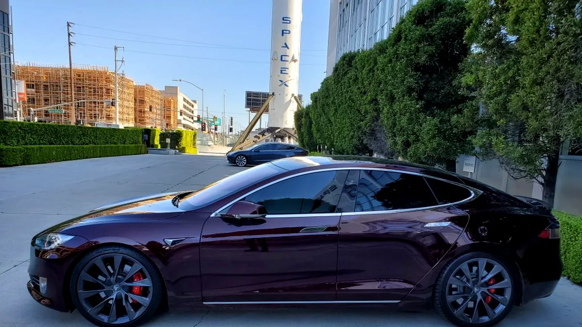 Cum arată mașina personală a lui Elon Musk? Culoarea este unică!