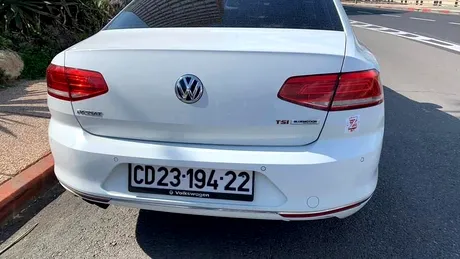 Pentru a fi recunoscute în trafic, mașinile oficialităților ruse din Tel Aviv au fost marcate cu acest semn - FOTO