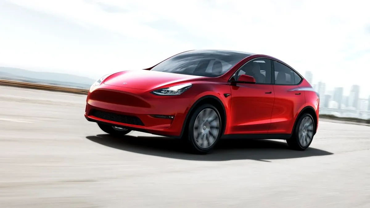 Un automobil Tesla a trecut pe roșu în timp ce era în modul de conducere autonomă - VIDEO
