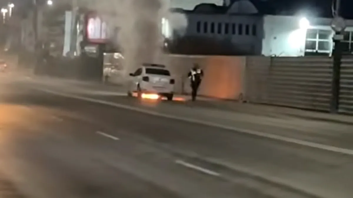 Un Logan de Poliție a luat foc în trafic, la Iași. Ce a cauzat incendiul