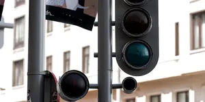 Roma ar putea deveni primul oraș din Europa care introduce semaforul cu patru culori pentru mașini autonome