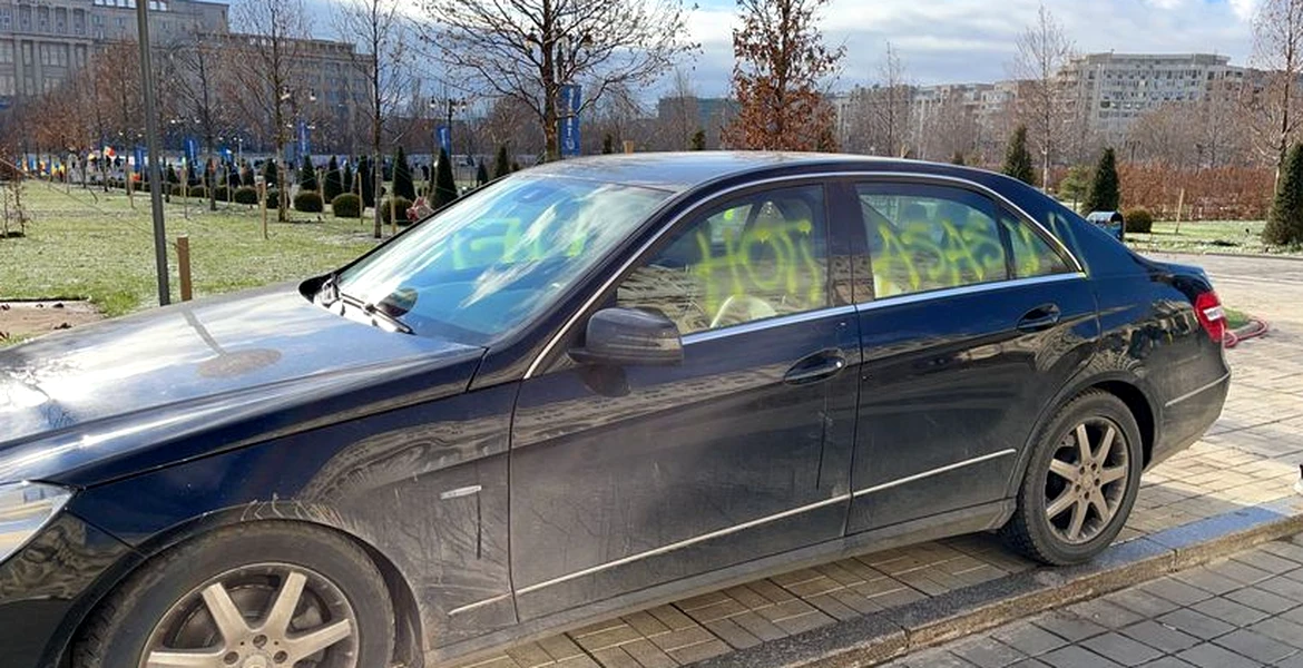 Mașini de lux vandalizate în curtea Parlamentului de protestatari
