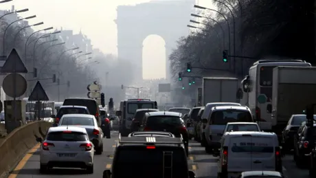 Parisul va interzice „circa trei milioane de maşini” în centru, din cauza poluării