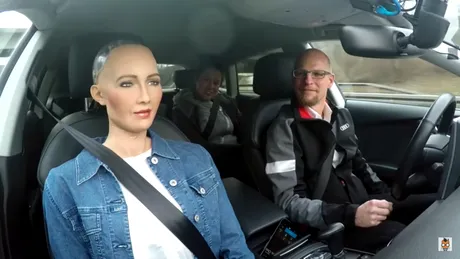 Sophia, femeia robot, merge în dreapta maşinii autonome Audi Jack