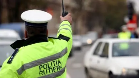 Dezastru: O şoferiţă care nu a plătit rovinieta s-a speriat de cameră şi a tras tare de volan [VIDEO]