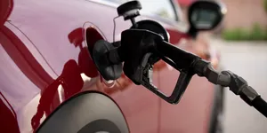 Nicușor Dan a promulgat legea care permite intervenția statului pe piața carburanților