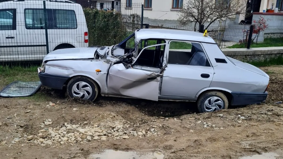 Accident între o Dacia 1310 și un excavator. La volanul autoturismului se afla o șoferiță de 71 de ani - FOTO