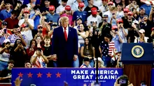 Șeful Audi, pe scenă alături de Donald Trump. Apariția a stârnit nemulțumiri în Germania