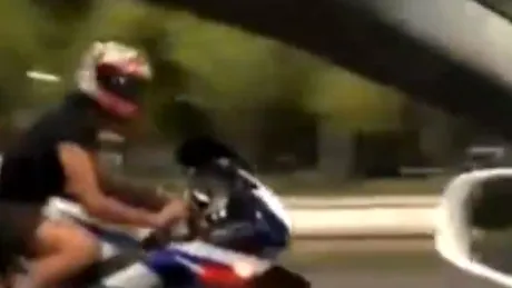 Prins de Poliţie în timp ce făcea o liniuţă cu o motocicletă pe Bulevardul Unirii: „Nu îl mai prindeţi, vă zic eu” - VIDEO