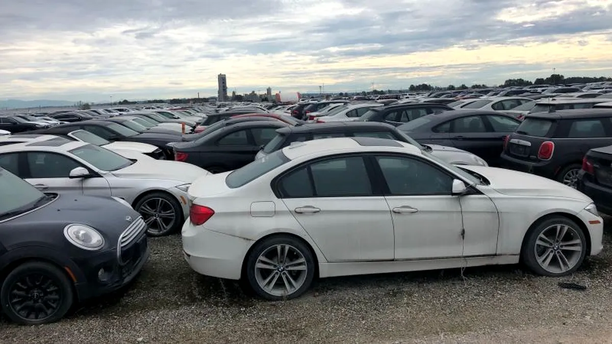 Aproape 3.000 de maşini BMW şi Mini noi ruginesc într-un cimitir auto din Vancouver