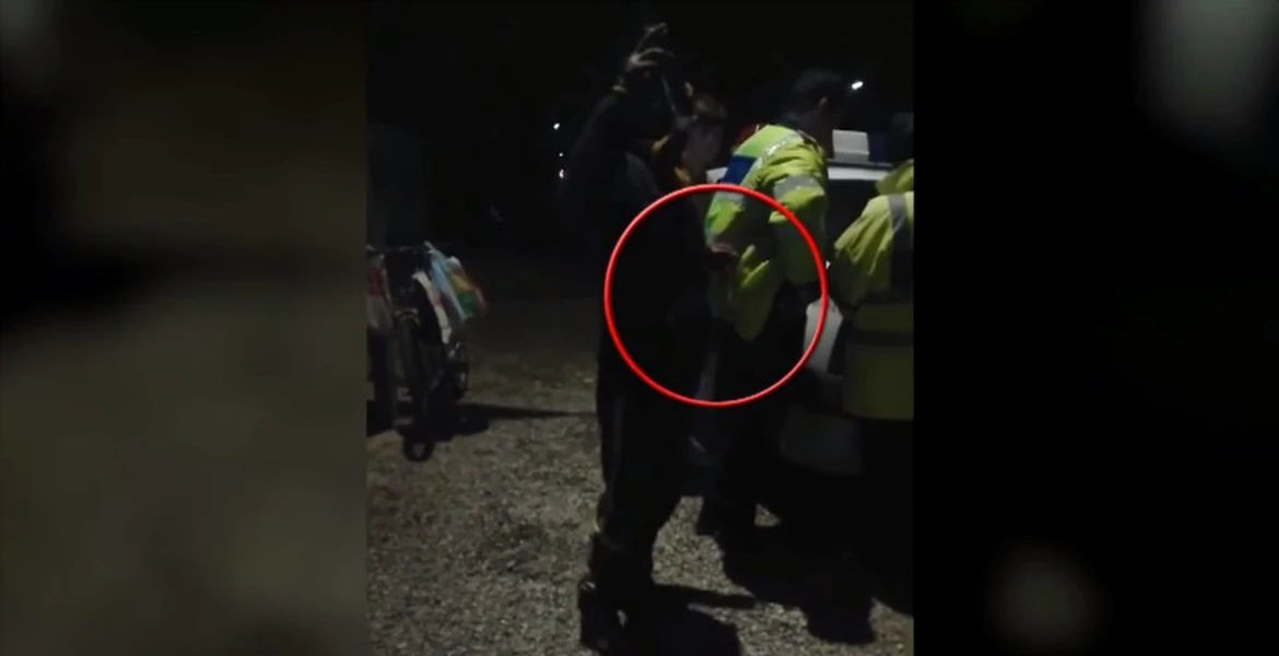 Numai în România: Un bărbat e filmat în timp ce fură țigările din buzunarul unui polițist – VIDEO