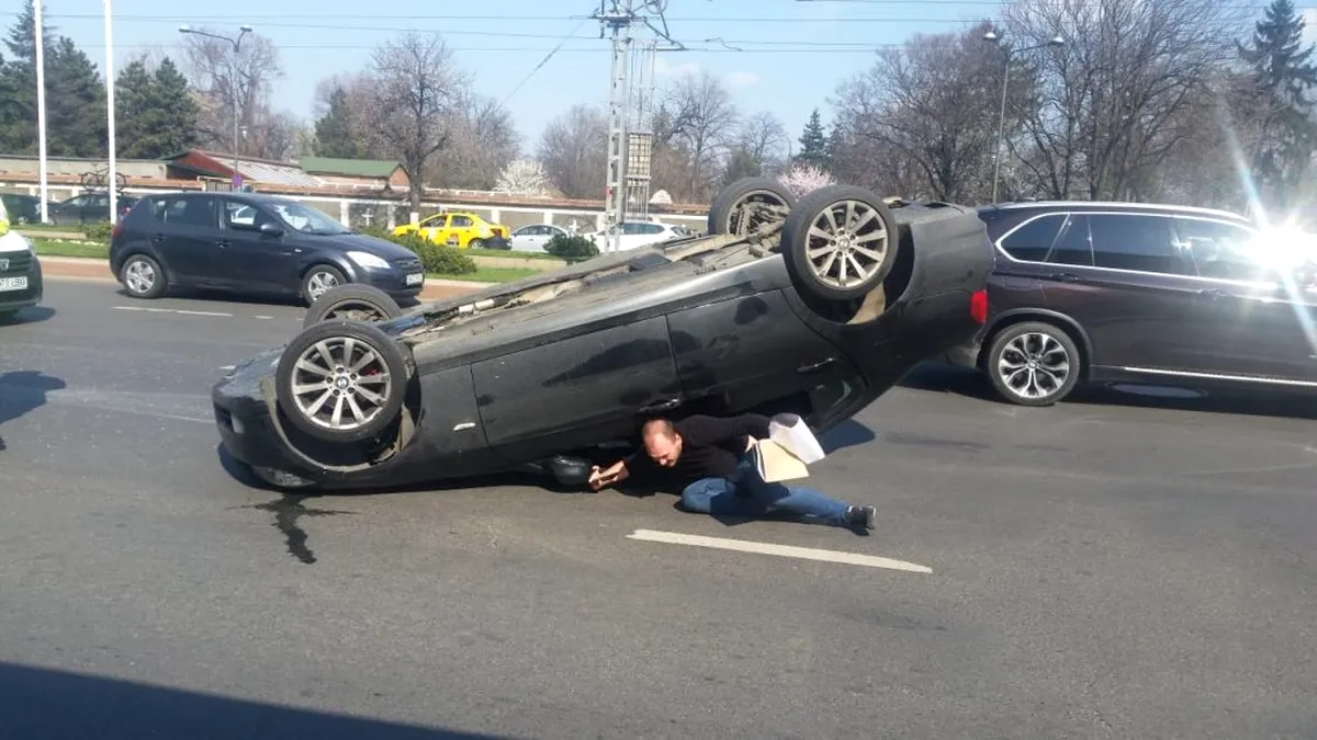 BMW răsturnat în București. Ce s-a întâmplat?