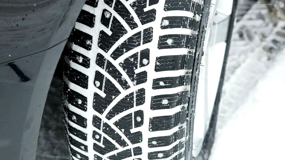 Au fost anunţate primele ninsori. Când trebuie să montezi anvelopele de iarnă ca să nu iei amendă?