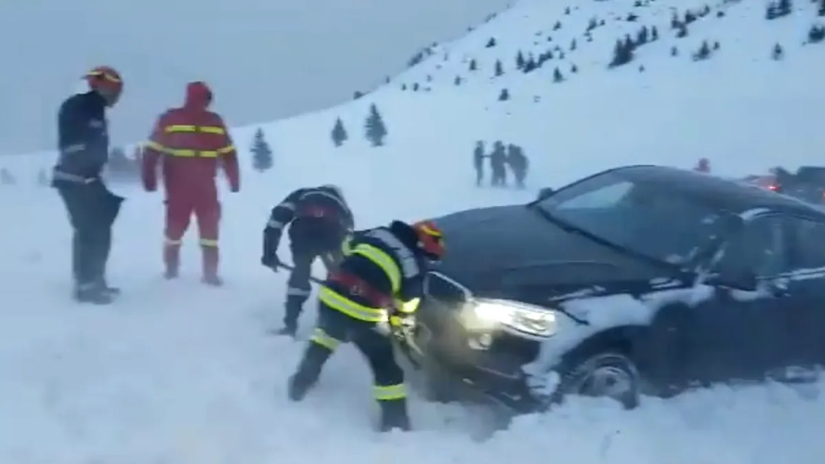 Mașini blocate în zăpadă la munte. Salvamontiștii și pompierii dau la lopată