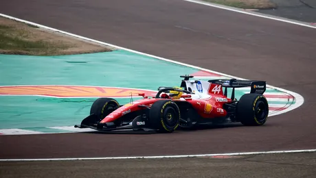 Ce s-a întâmplat cu adevărat în timpul lansării Ferrari și de ce Hamilton s-a oprit pe pistă