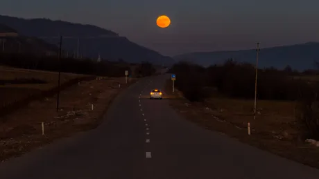 Sistemul Tesla Autopilot confundă luna plină cu un semafor pe galben