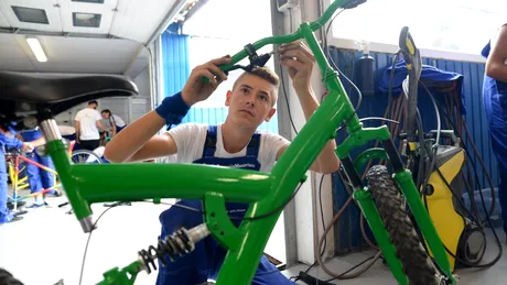 35 de biciclete donate au fost recondiţionate de elevii din Tabăra Meseriaşilor şi dăruite copiilor din centre de plasament din Braşov