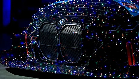 Proiect inedit de Crăciun: BMW i4 Racing „Elsa”, decorat cu 5.700 de LED-uri, pe străzile Brașovului