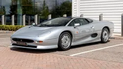 <span class='prepend'>Foto |</span> O mașină din colecția sultanului din Brunei este scoasă la vânzare: un Jaguar XJ220 cu 4.300 de kilometri la bord