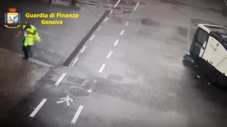 VIDEO - Momentul în care podul din Genova se prăbuşeşte a fost surpins de camerele video. 43 de persoane au murit, printre victime fiind şi doi români