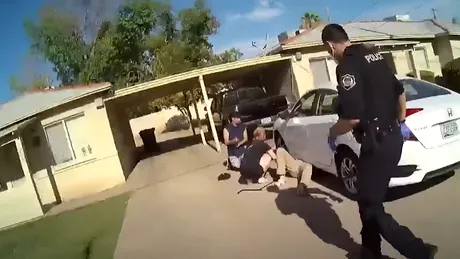 Polițiștii salvează un bărbat prins sub mașină după ce cricul a cedat. VIDEO