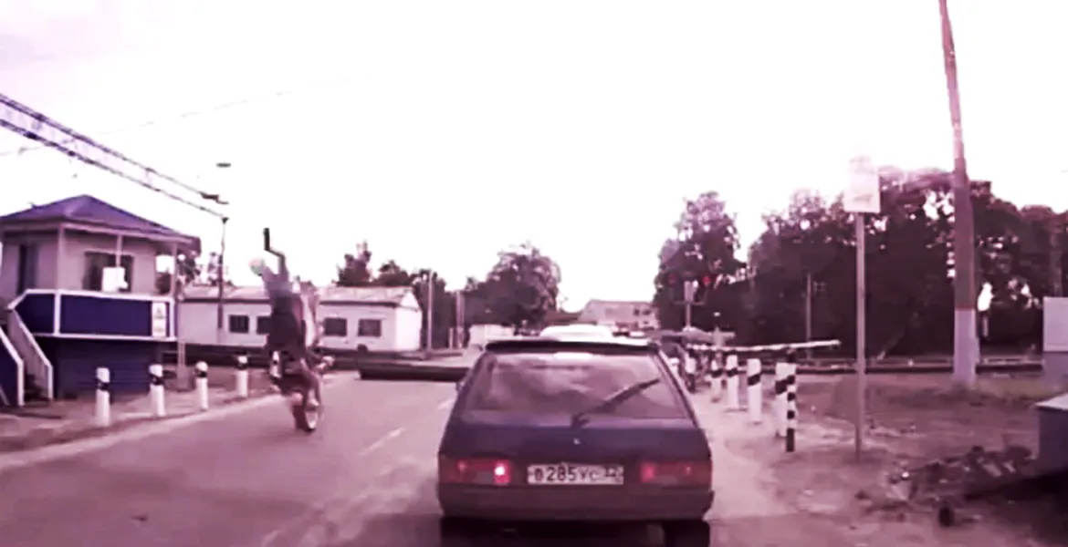 Salt mortal cu motocicleta la o trecere peste calea ferată, sau de ce nu e bine să fii nerăbdător