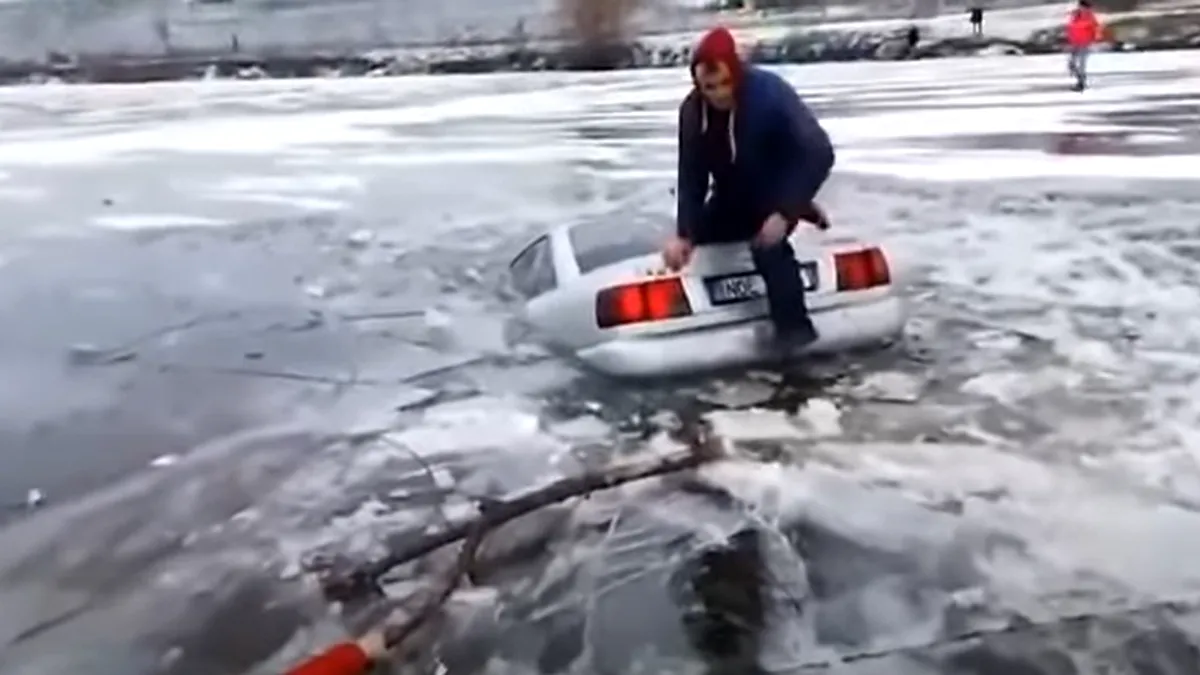 Un șofer moldovean a intrat cu un Audi pe gheață. Stratul subțire s-a spart sub mașină. VIDEO