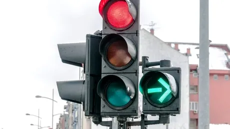 Semafor verde intermitent la dreapta. Poți folosi această bandă pentru a merge înainte?