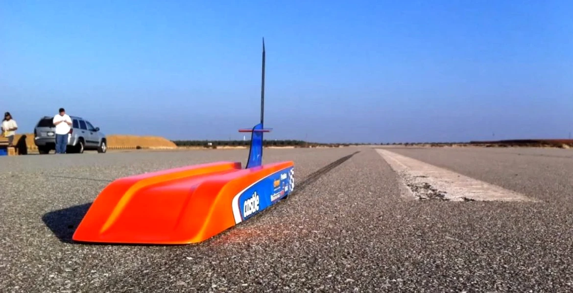 VIDEO: Maşinuţa asta cu telecomandă este o mică rachetă pe roţi