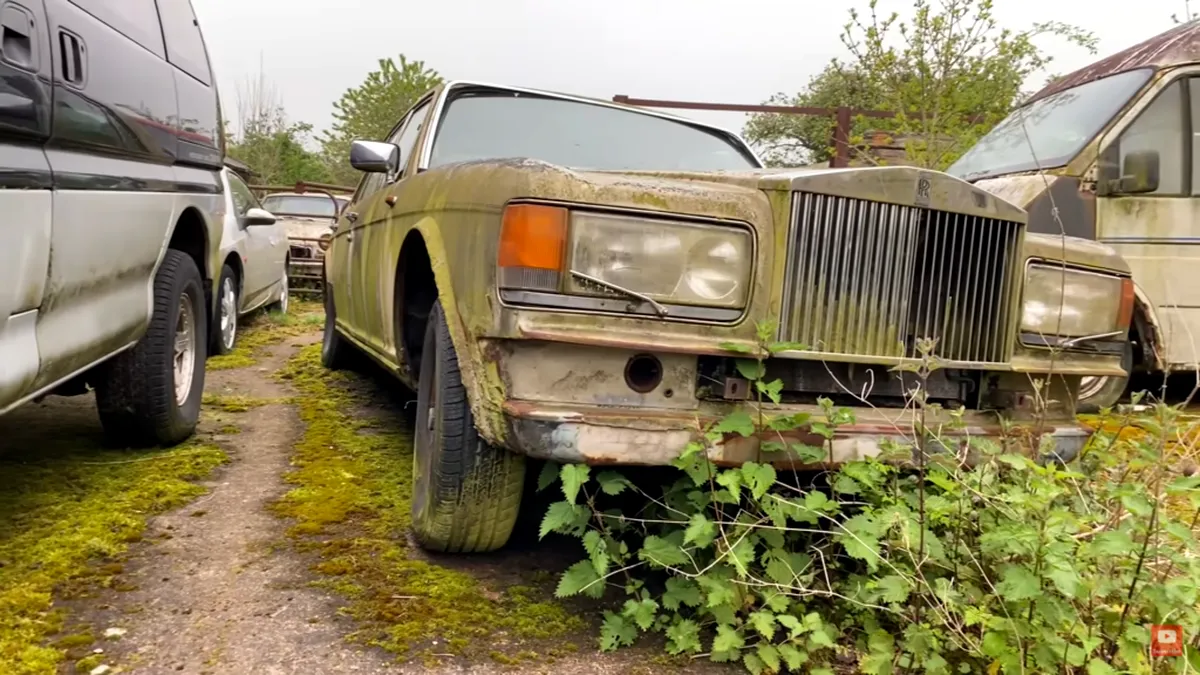 Zeci de mașini clasice au fost lăsate să ruginească pe o proprietate din Anglia - VIDEO