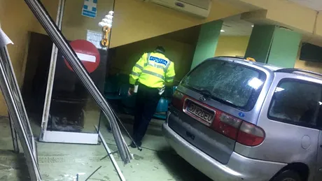 Un bărbat băut a intrat cu maşina prin uşile Spitalului de Urgenţă din Craiova. Ce explicaţie le-a oferit poliţiştilor - GALERIE FOTO