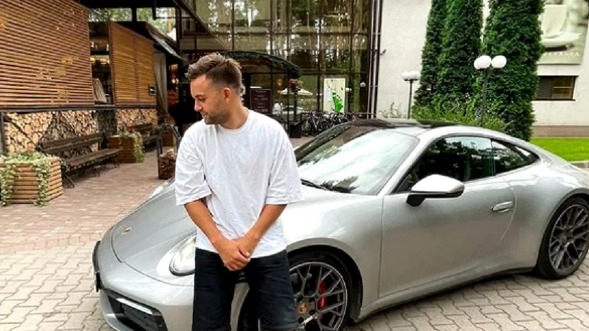 Un influencer și-a legată iubita de acoperișul mașinii și a plimbat-o așa prin oraș - VIDEO