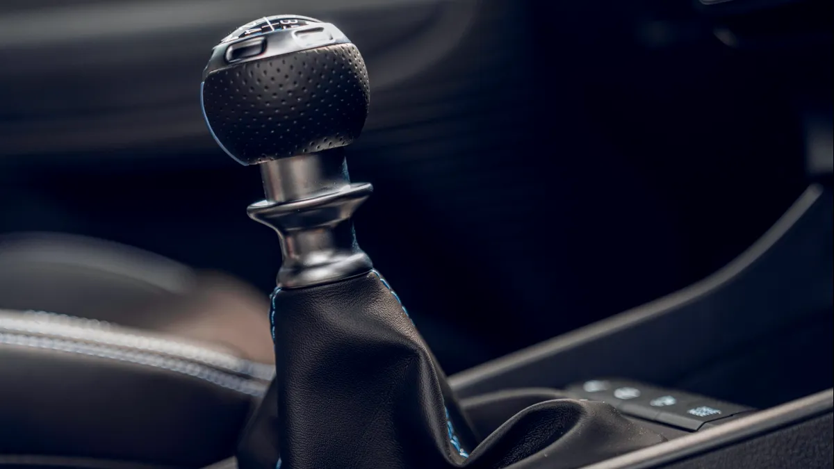 Probleme la cutia de viteze: semne clare că urmează o defecțiune gravă și cât te poate costa reparația în 2025