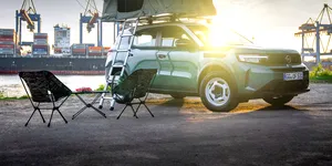 Pentru amatorii de excursii în aer liber – Opel Frontera poate fi echipat cu un cort ce se montează pe plafon