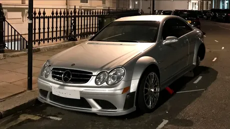 Mercedes-Benz CLK 63 AMG Black Series, lăsat pe butuci. Hoții i-au furat roțile