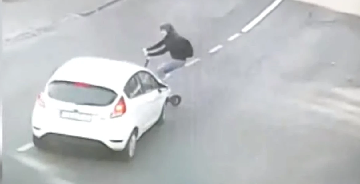 Momentul în care o tânără pe trotinetă electrică este lovită de o maşină – VIDEO