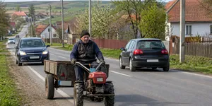 Dacă remorca e înmatriculată, ai voie cu motocultorul pe drumurile publice? Singura variantă legală, conform Codului Rutier 2026