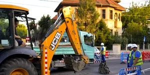 Video | Cântăreața Carmen Șerban a dat cu mașina în groapa de la Eroilor: „Trage stânga rău, acum”