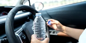 Ai lăsat o sticlă de apă în mașină? Vezi ce se poate întâmpla când afară este caniculă