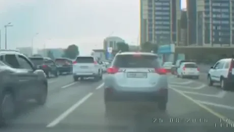 Un om din Kazakhstan ocoleşte traficul aglomerat călare pe un struţ - VIDEO