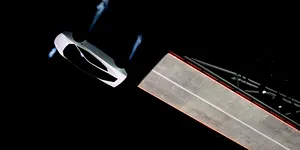 Noua Tesla Roadster are suport de pahare și loc pentru bagaje. Dar poate merge cu roțile în sus și sări peste alte mașini
