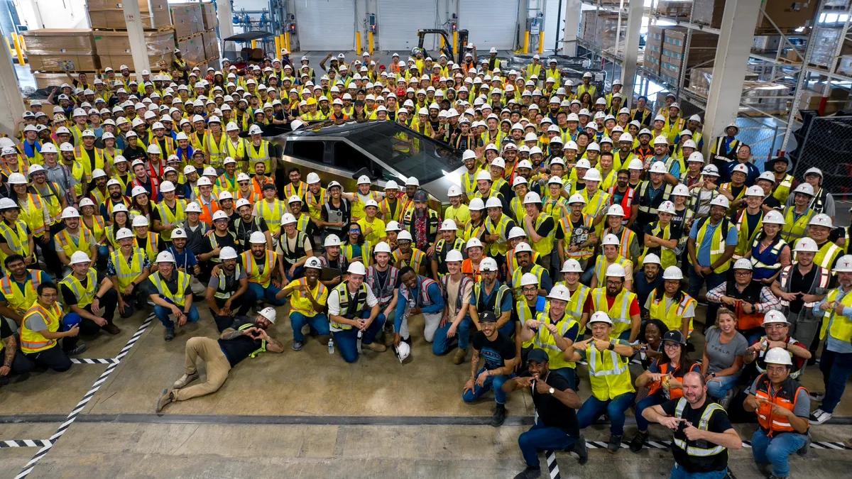 Primul pick-up electric Tesla Cybertruck a fost produs la fabrica din Texas