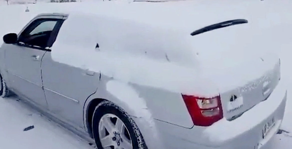 Cum se curăţă eficient maşina de zăpadă: instrucţiuni din Rusia. VIDEO