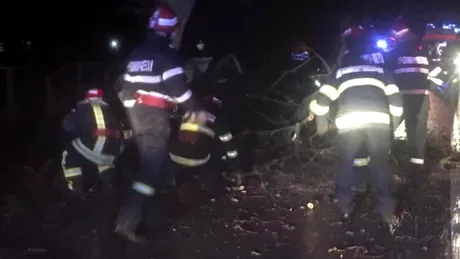 Două tinere aflate într-un VW Golf au avut un accident chiar în noaptea de Revelion - FOTO