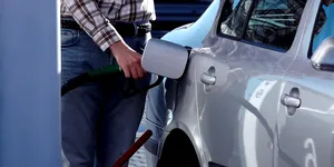 Cea mai rapidă soluție pentru a evita explozia prețurilor la pompă este „scăderea temporară a accizelor la carburanți”, susține un expert în energie