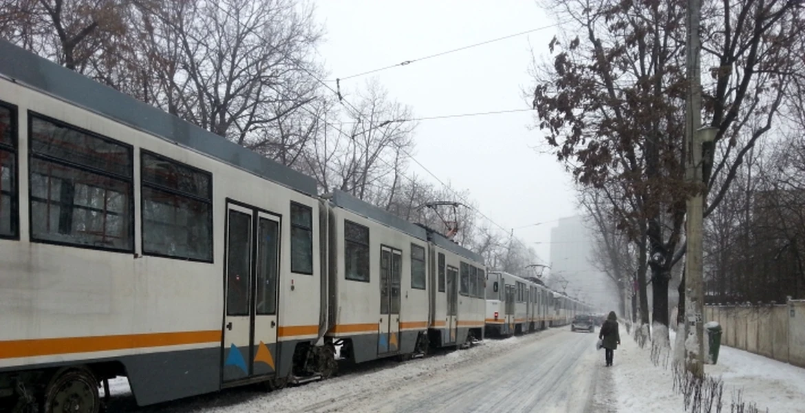 Probleme cu transportul public în Bucureşti. Linia celui mai aglomerat tramvai, blocată