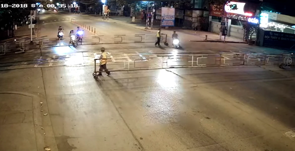 Cel mai hotărât scuterist: cu toată viteza înainte spre bariera lăsată – VIDEO