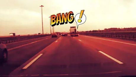 VIDEO: Un TIR trimite două maşini în parapet, pe autostradă