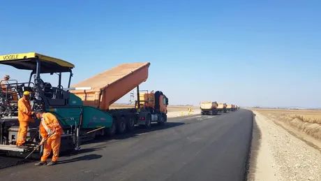Ministrul Cuc anunţă primii kilometri de asfalt turnaţi pe centura Bacăului, parte din Autostrada Moldovei - VIDEO